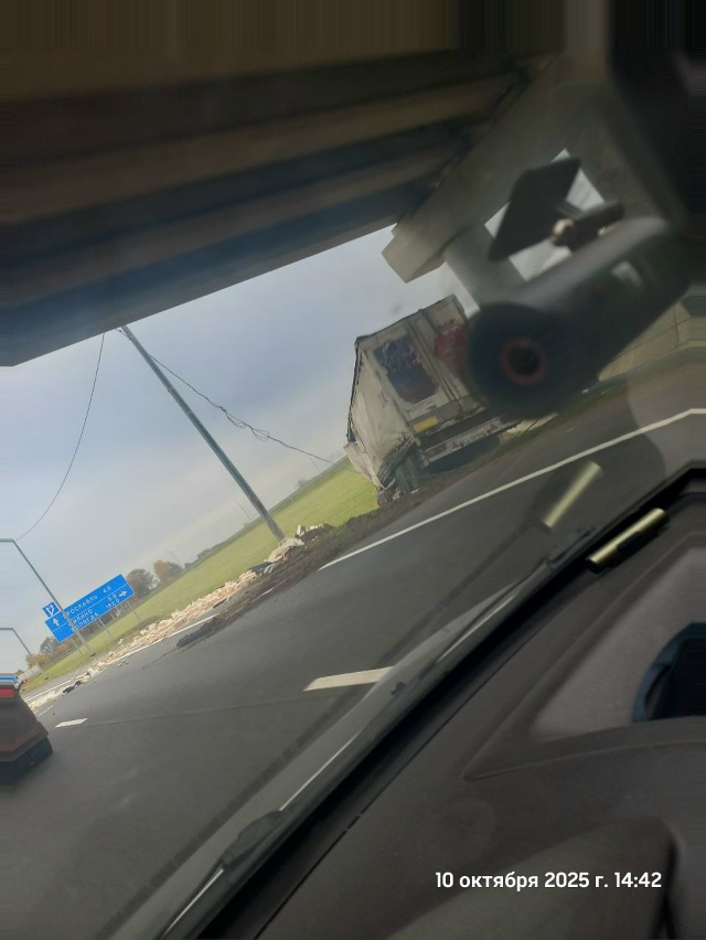 Фура у Кузнечихи. Водителя увезли в больницу.
Товар в?...