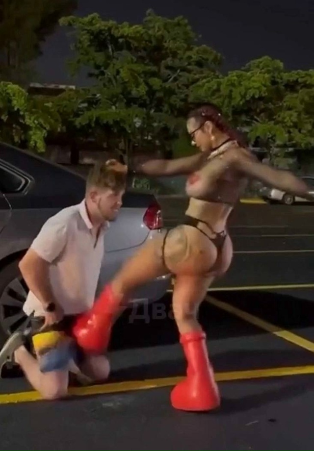 Парняшку на улице прям при всех унизила деваха в красн?...