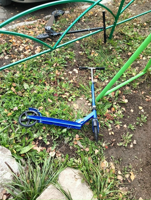 Лежат два самоката детских за 24 домом в-1детская площа?...