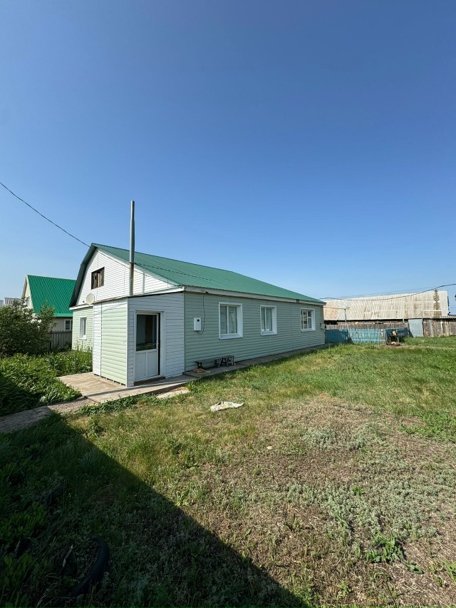 Пpoдаeтся дом c большим земельным участкoм в с. Октябрьск...