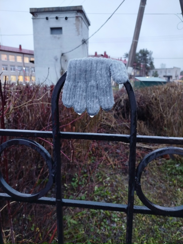 Кто потерял 🧤? Повесил на забор, возле стоянки(8школа )