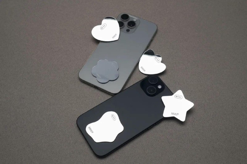 Т-Банк выпустил платежный стикер-зеркало для смартфона
Банк выпустил зеркальные платежные стикеры T