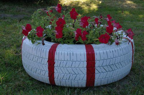 Россиян начнут штрафовать за украшение клумб старыми покрышками у домов.
Юристы объяснили: отработа