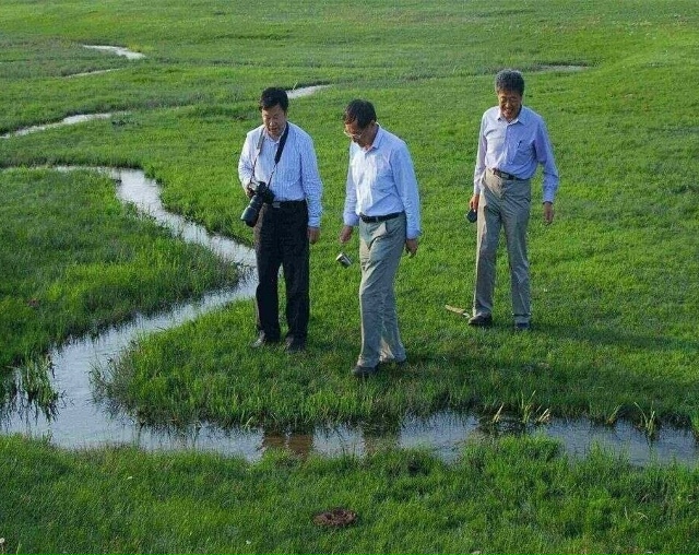 Самая узкая река в мире.
В Китае находится река, через ?...