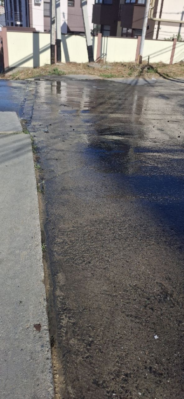 В Сочи парадокс: воды не хватает, а она течет рекой по у?...