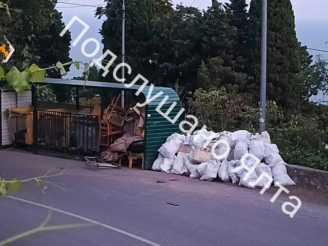 Вот так нагло, среди белого дня, совсем не стыдясь, заси...
