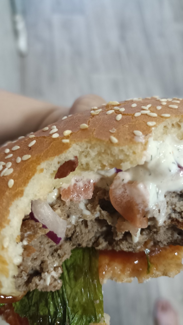 Вот такие бургеры с кирпичом ,мы купили в красном вагон...