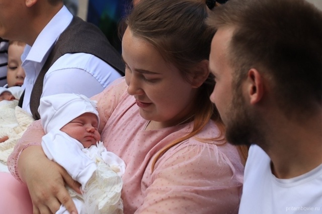 Многодетным тамбовчанкам до 35 лет выплатят 300 тысяч за ...