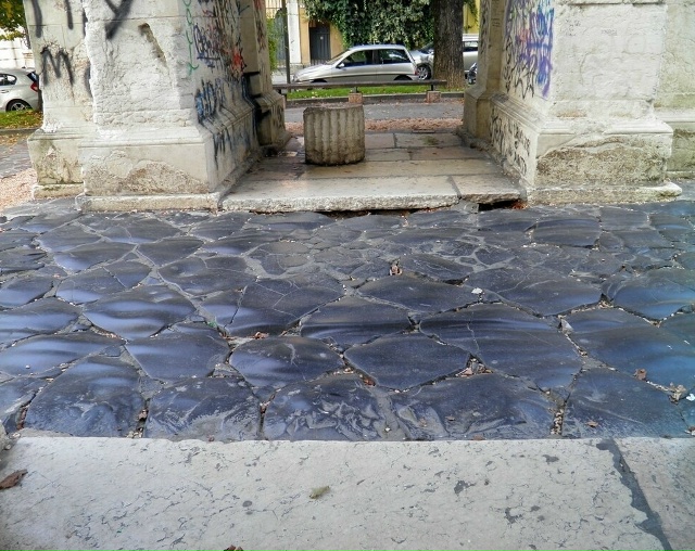 Фрагмент древнеримской дороги Виа Постумия
Виа Посту?...