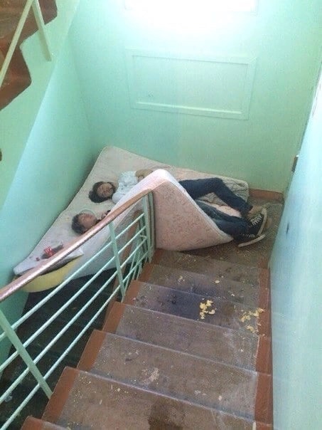 Наверное, только съехали от родителей. Вот она самосто?...