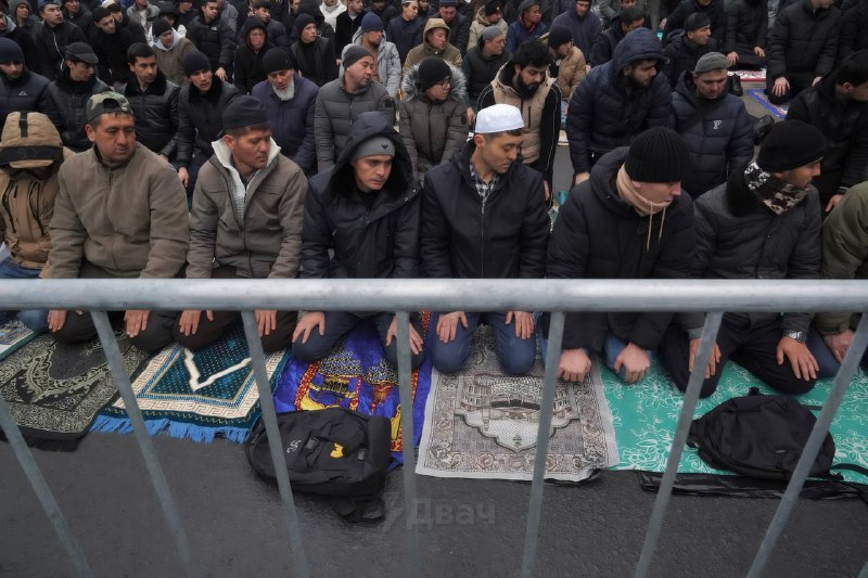 В Москве и Питере тысячи мусульман собрались у соборных мечетей на массовую молитву в честь праздник