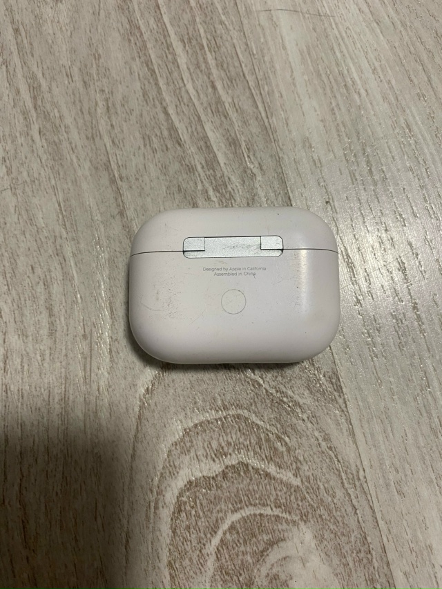 На ул. Гайдара в бору найден кейс ( бокс) зарядный для бе...