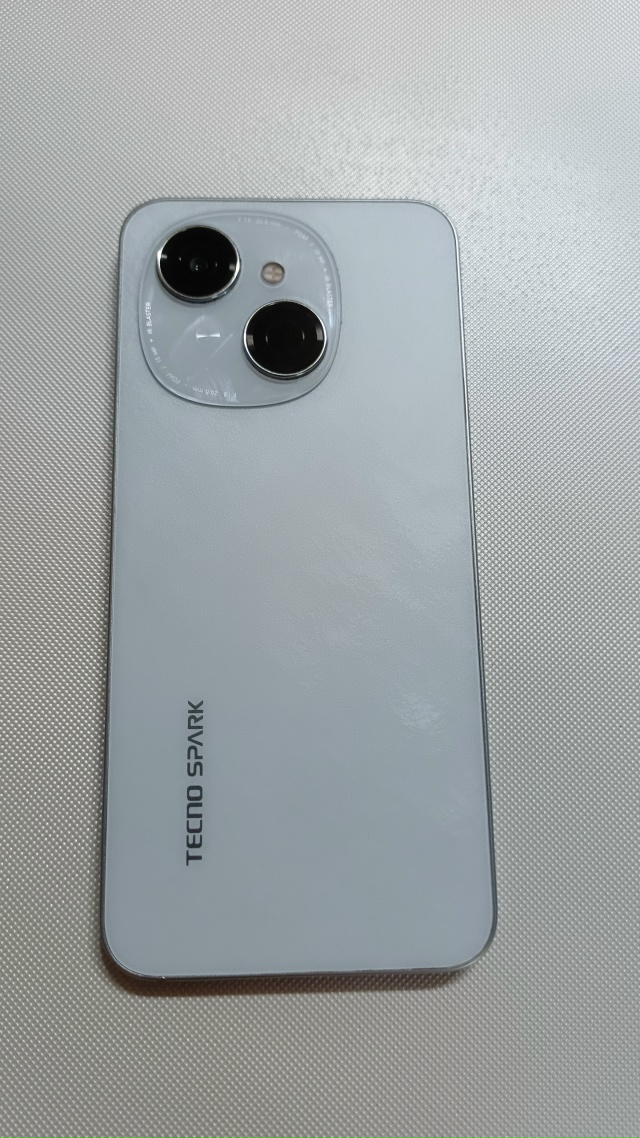 Смартфон SPARK Go-1, 3/64 ГБ годовалый телефон не топился,не в...