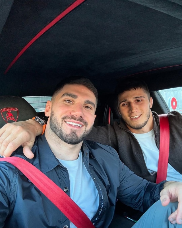 🤝Асхаб Тамаев вместе со своим братом Хизиром
«Челове...