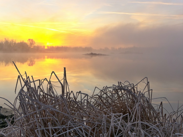 🌅 Волшебный рассвет на реке Урал!
❄ Утро получилось н...