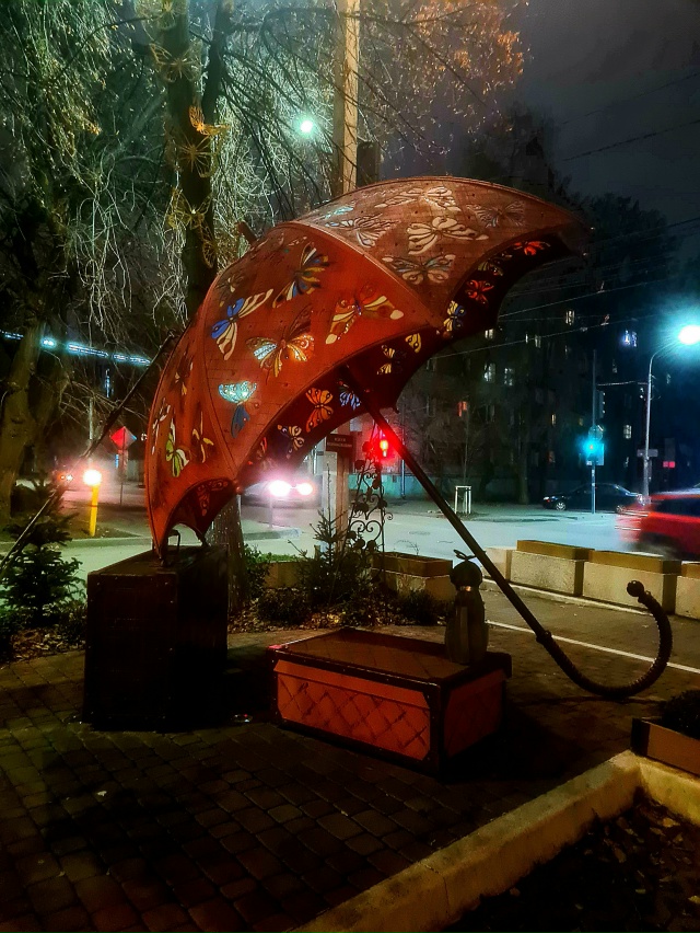 Вот такой необычный и красивый зонтик украшает вход к ?...