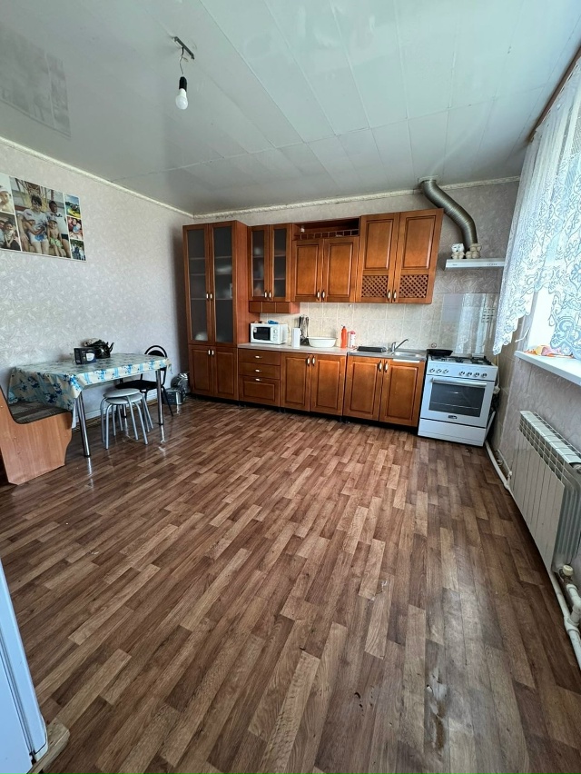 Пpoдаeтся дом c большим земельным участкoм в с. Октябрьск...