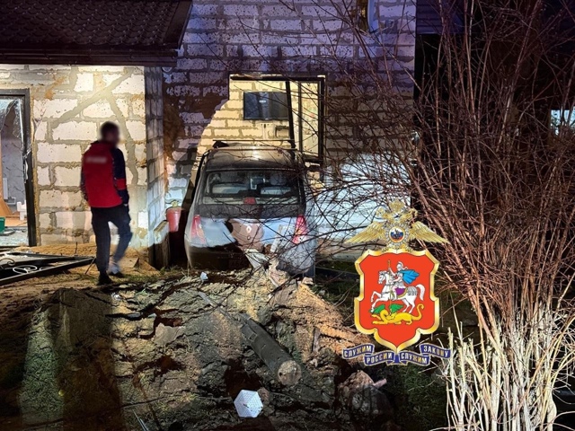 Автомобилист влетел в частный дом в Волоколамске, мест...