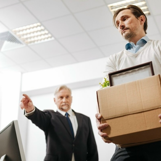 Компании по всему миру начали снова принимать уволенн?...