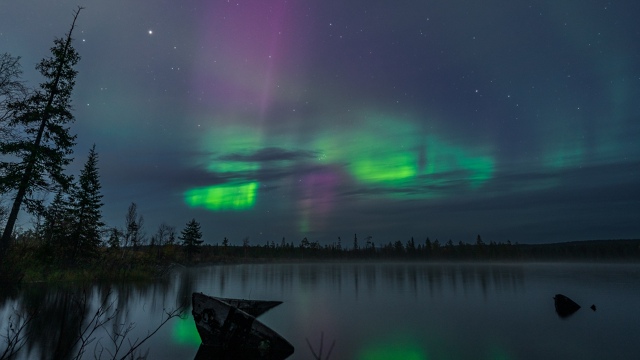 Потрясающая аврора сияла над Мурманской областью ночь...