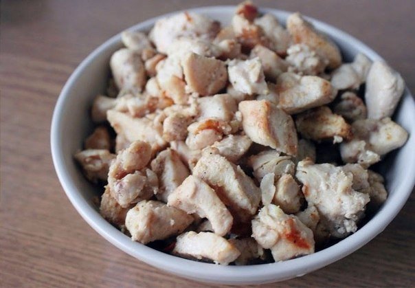 Сытный салат с куриной грудкой
Ингредиенты на 6-8 порци...