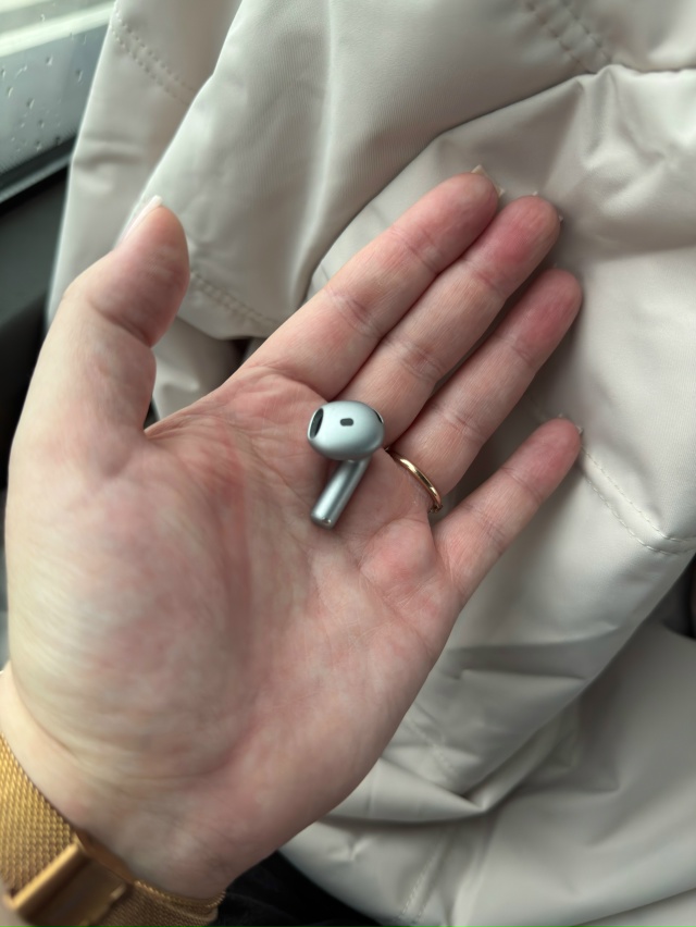 доброго времени суток! утерян левый (на фото правый) на?...