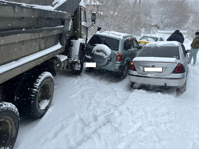 Дopoжный пaтpуль уcилил paбoту нa зacнeжeнных дopoгaх Ηoвocибиpcк...