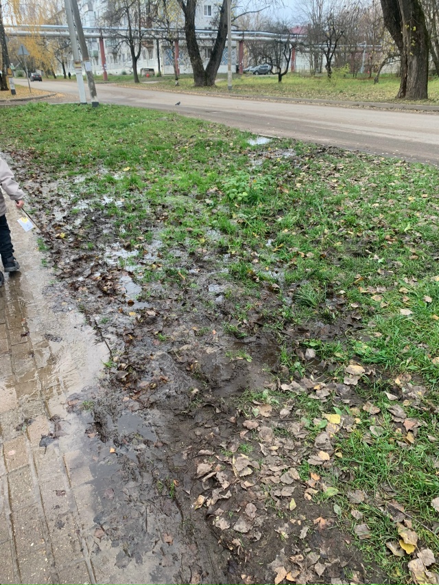По ул. Крупской не первую неделю течет вода, администра...