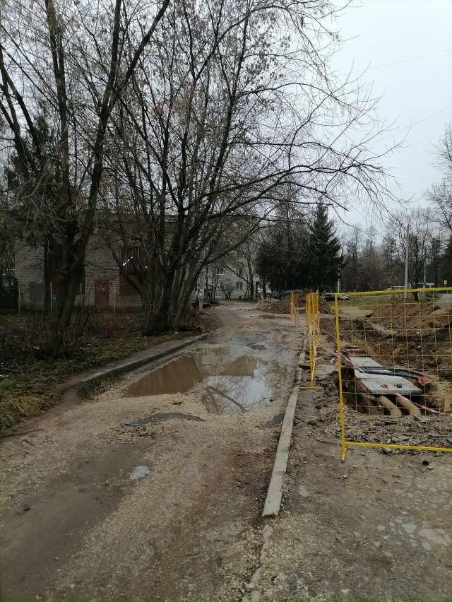 Где тут людям ходить? По бардюрчику? Сколько можно пада...