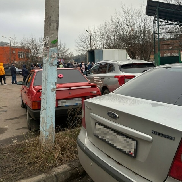 В субботу около ТЦ «Марс», на парковке очередь человек ...