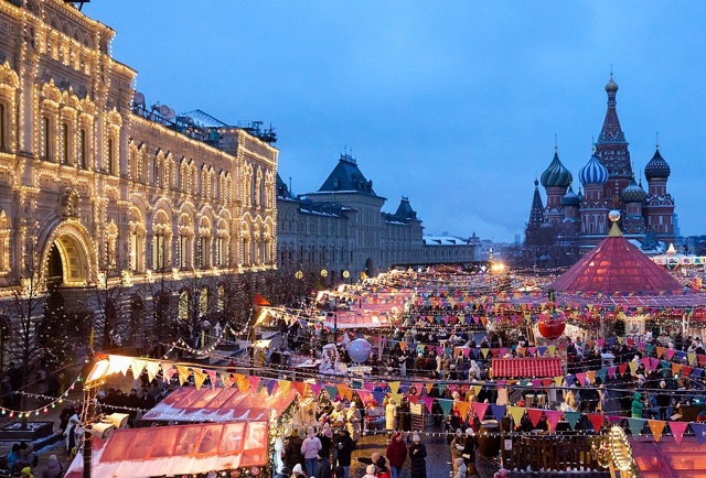Смотря на площадь в Москве на Новый год, становится оби...