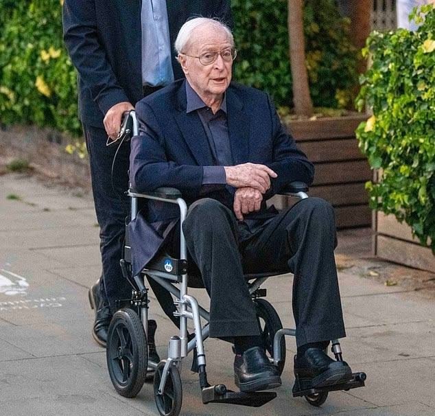 СТАРИНА, ЖИВИ 💔 Как грустно видеть Майкла Кейна в крес...