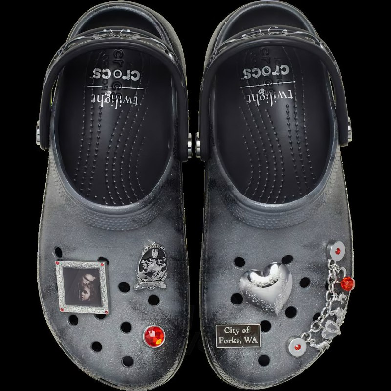Crocs коллабнулся с «Сумерками» и выпустил две пары тематических сабо
Есть обычные — с Эдвардом и Д