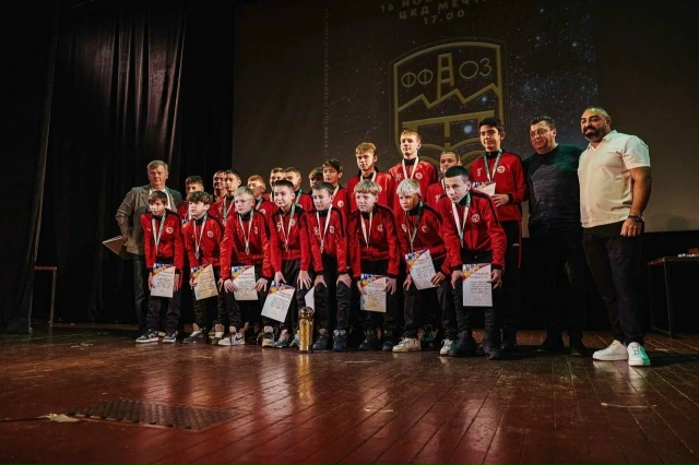 Игрокам «Спартак-Орехово» и спортивной школы «Феникс»...