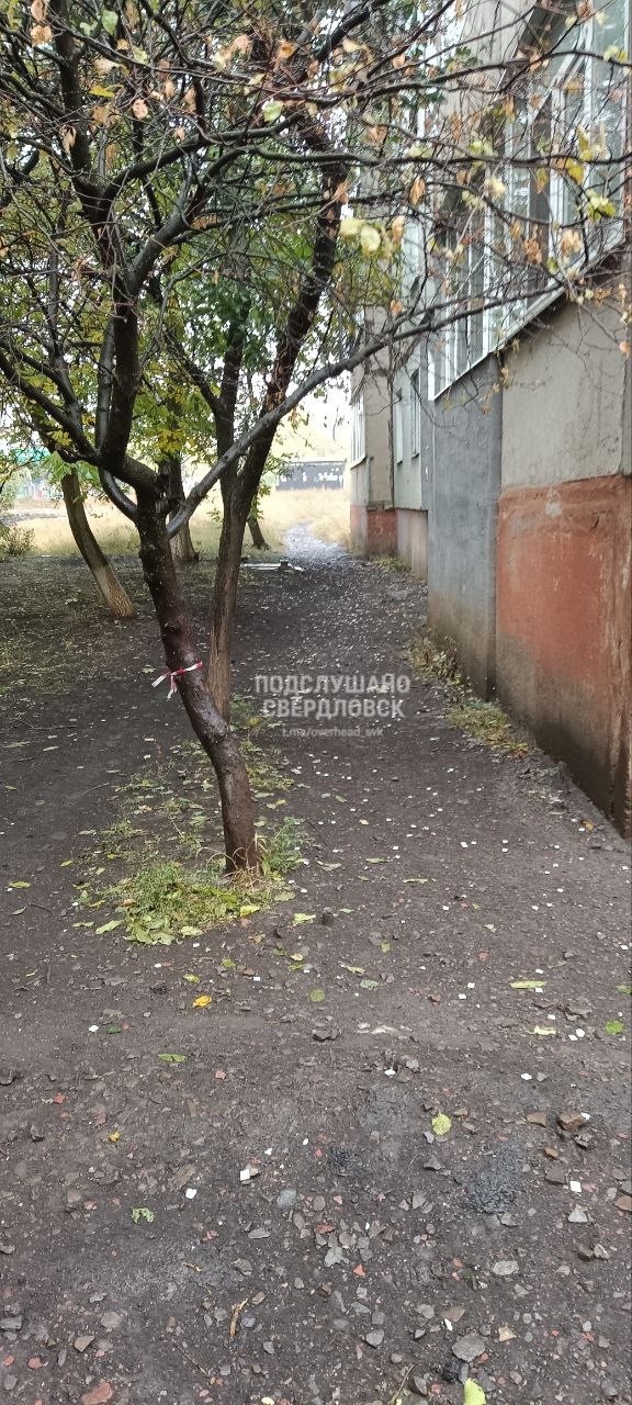 А вы видите тротуар? Нет? А он здесь есть был. Мало того, ...