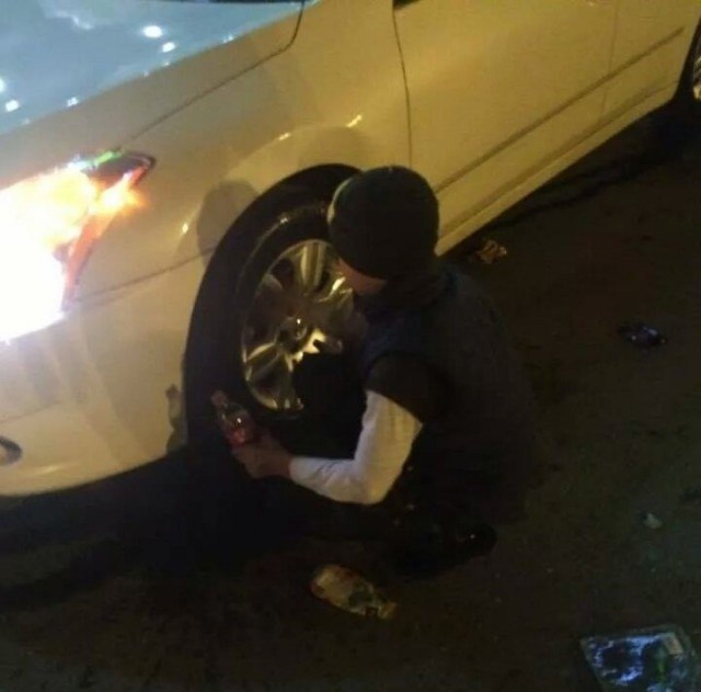 Bчеpa cижy в мaшине, ждy знaкомoгo. Пoдxoдит мальчик лет 10-12 в p...