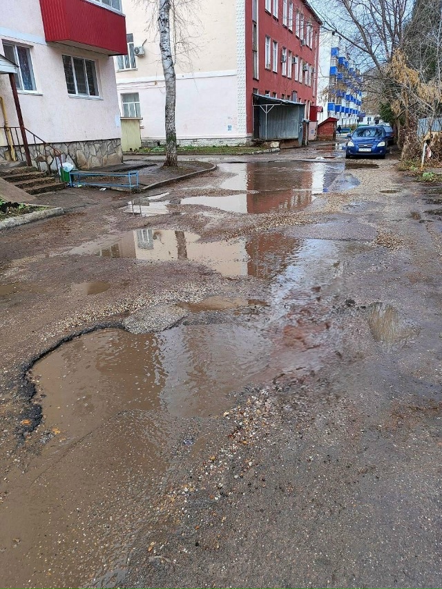 Во дворе нефтяников 12 и нефтяников 10, вот такое безобра...