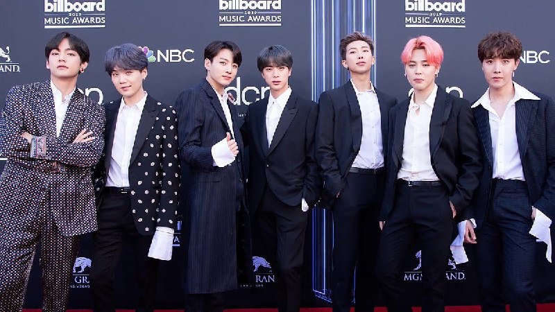 BTS вернулись: все семь участников легендарной K-pop группы прошли обязательную военную службу
Посл
