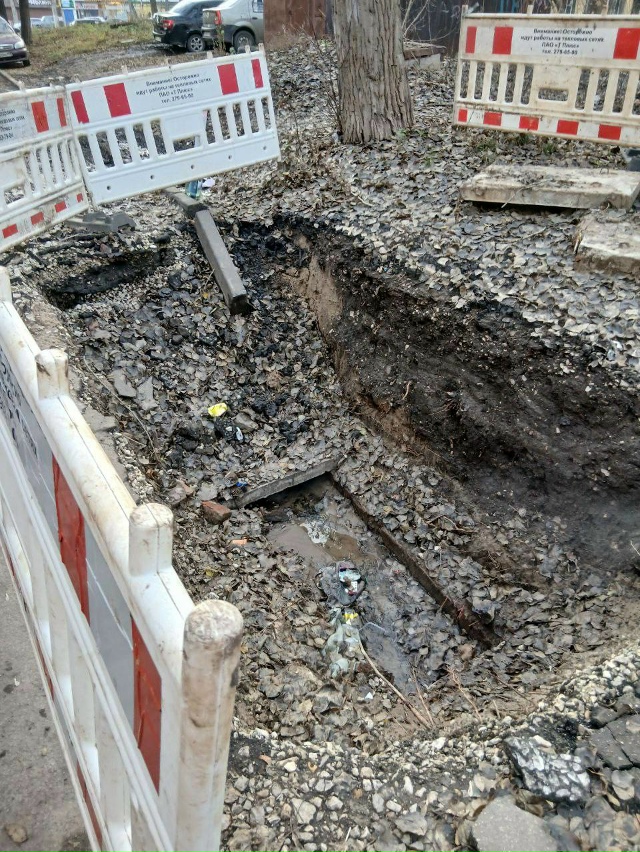 «Ивана Булкина, 80а, во дворе дома с августа разрыли три ...