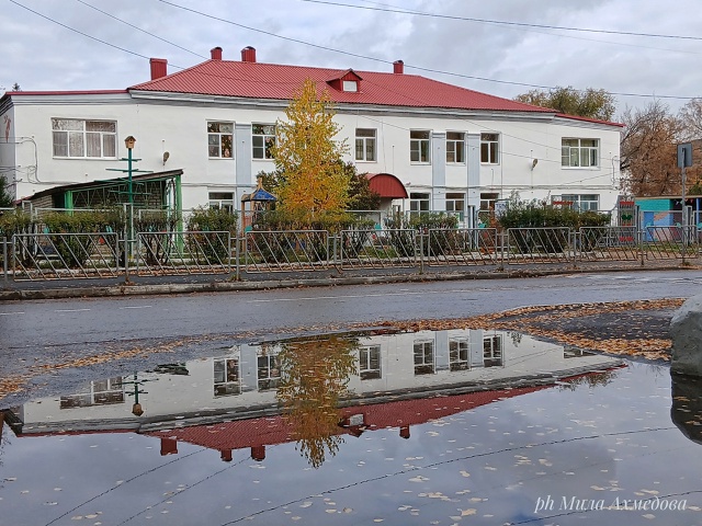 Детская площадка в октябре:
Горки ждут детей, тишина....
