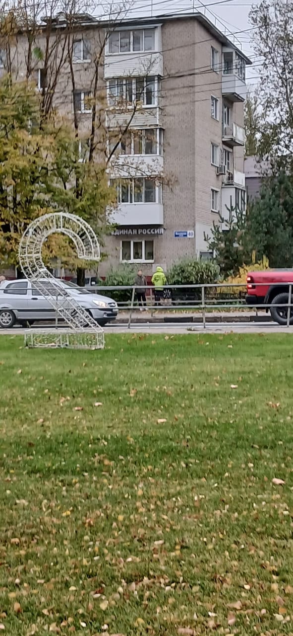 мальчики 11-12 лет в 15:00 около администрации лезли к дево?...