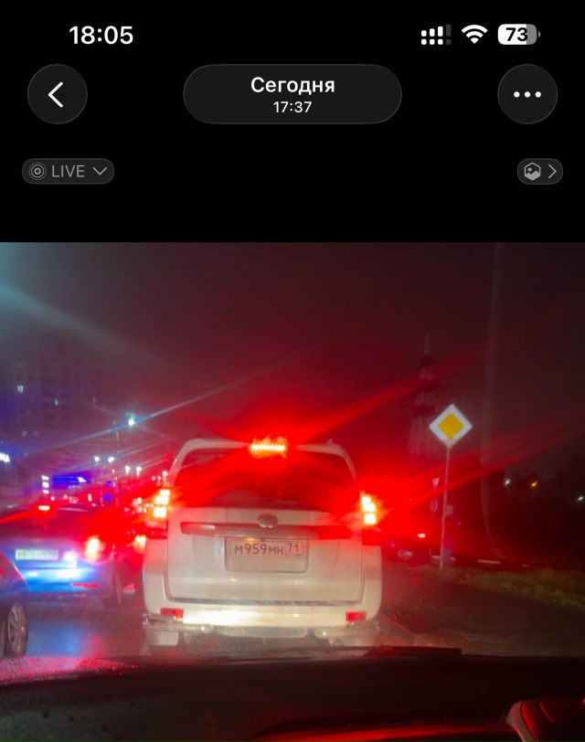 Слева в верхнем углу - знак инвалида!
Хам и только! 😡
С...