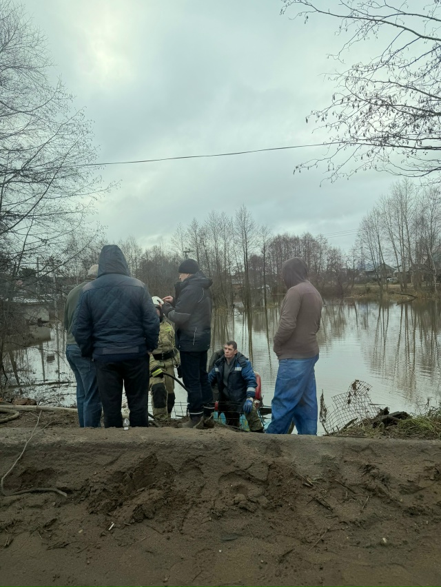 Топит светлушку, переливают воду через дамбу
