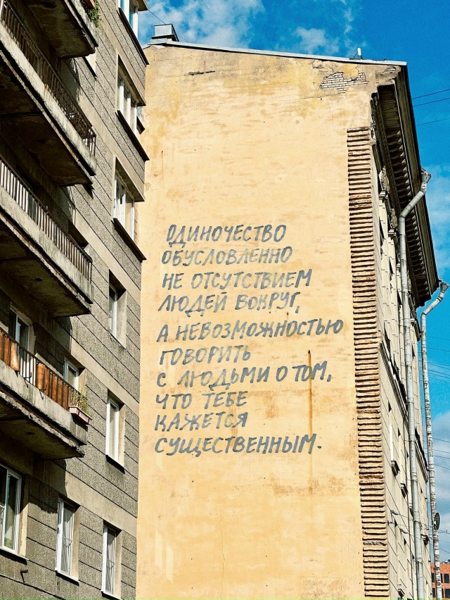 Мы взрослеем в тот момент, когда перестаём ждать, что к?...