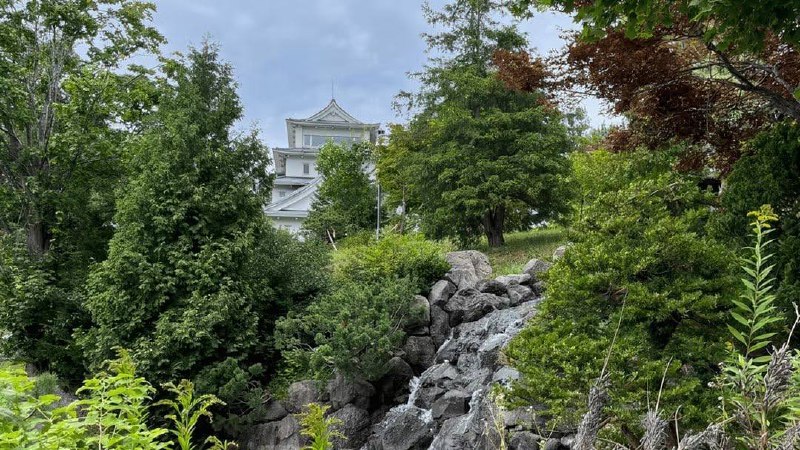 В Японии продают 6-этажный замок по цене однушки.
Замок построили в 1991 году из бетона и стали, со