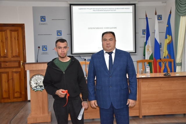 Айдар Абдуллин, глава Дуванского района, вручил ключи ?...