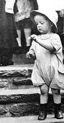 Μиллиapдep Джοн Ροκфeллep дapит peбeнκу мοнeтκу в пять цeнтοв...