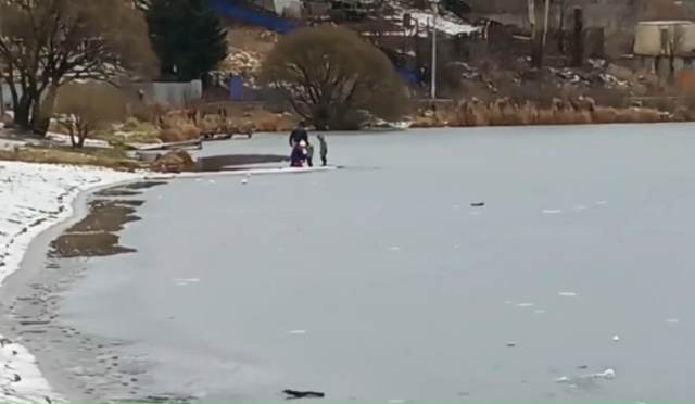 На Мотопруду первый тонкий ноябрьский лёд который еше ...