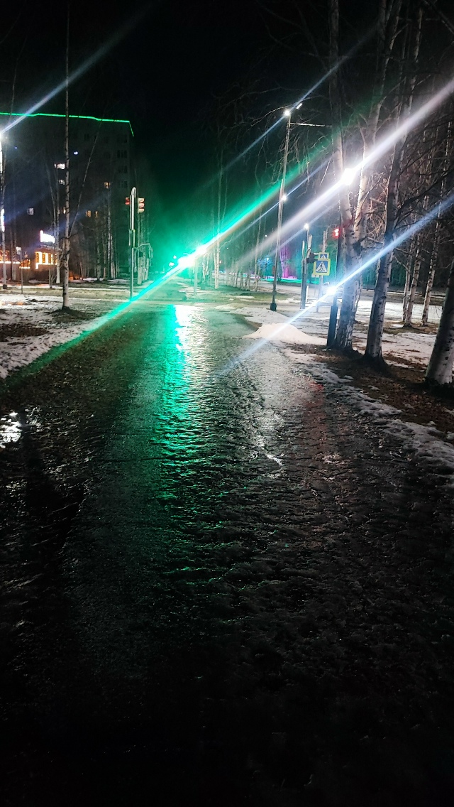 Весь город сплошной каток.
Ладно молодые, ходят ещё ка?...