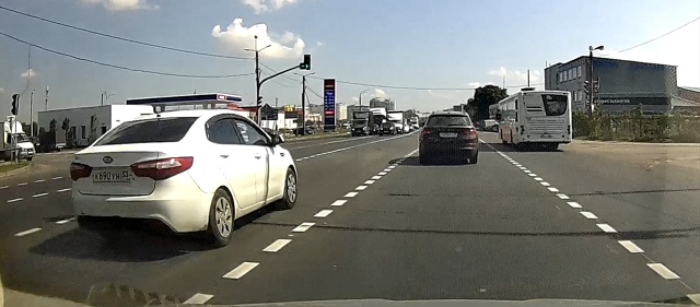 Надеюсь ГИБДД отреагирует. За езду по встречной полосе...